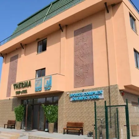 Camp And Pool Хотел *