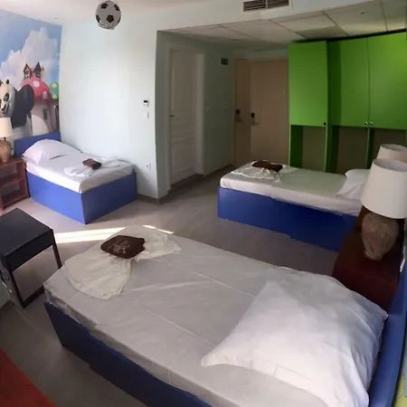 Camp And Pool Otel *